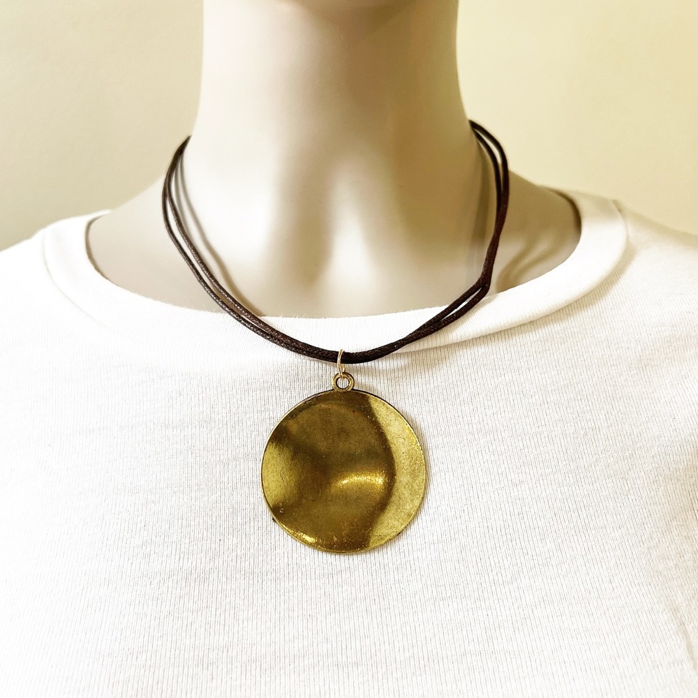 Vintage 90’s hammered gold circle pendant necklace